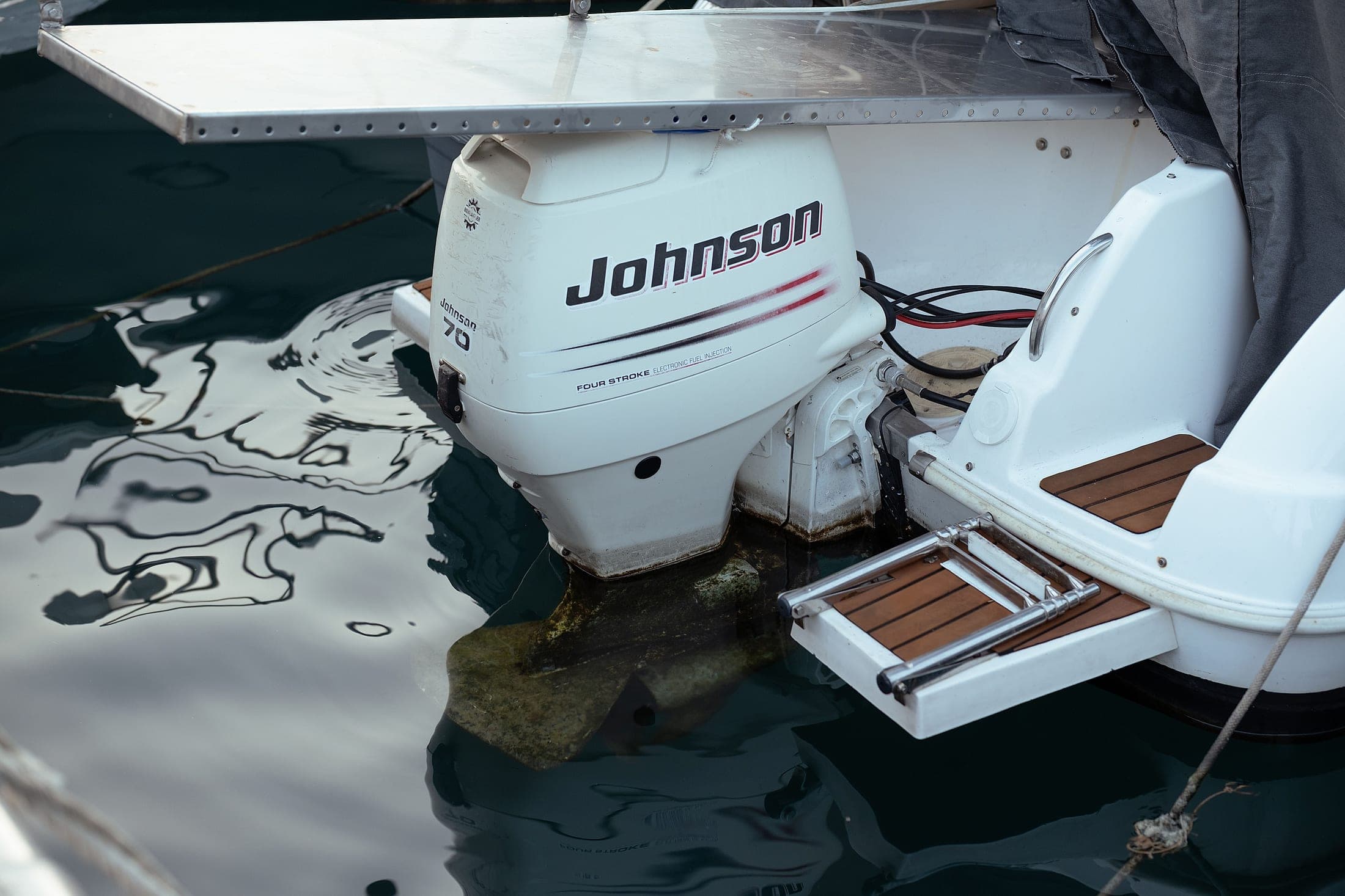 Johnson buitenboordmotor aan de spiegel van een boot in de haven