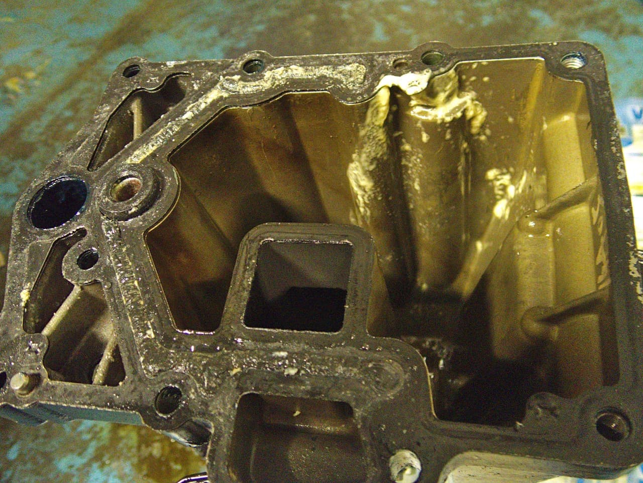 Detail van een buitenboordmotor met olievulopening